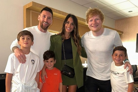 Imagen de La familia Messi junto al cantante Ed Sheeran